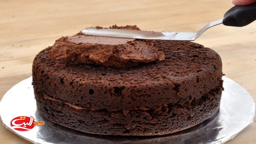 کیک اسفنجی شکلاتی با تزيین رویه گاناش و خامه کاکائویی